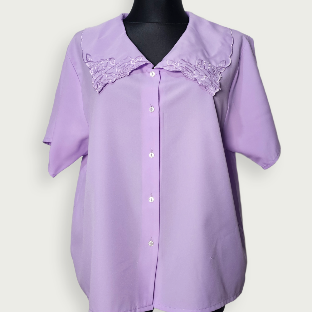 Lilac short-sleeve blouse with embroidered Peter Pan collar